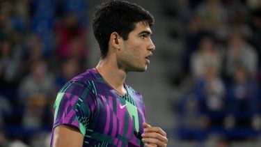 Carlos Alcaraz reacciona en el partido ante Andrey Rublev en las semifinales del Mubadala World Tennis Championship, en Abu Dabi, el 17 de diciembre de 2022. 