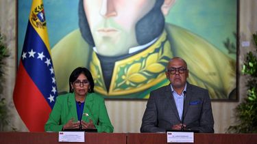 Delcy Rodríguez (izq.), habla junto a Jorge Rodríguez, durante una reunión de la Alta Comisión de la Guyana Esequiba en la sede del Ministerio de Relaciones Exteriores en Casa Amarilla, Caracas, el 11 de diciembre de 2023. 