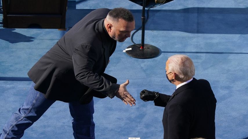 El cantante de country Garth Brooks le da la mano al presidente Joe Biden.&nbsp;