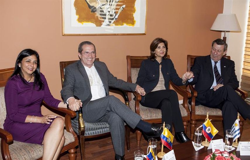 El canciller de Ecuador, Ricardo Patiño (c-i), junto a sus homólogas de Venezuela, Delcy Rodríguez (i), de Colombia, María Ángela Holguín (c-d) y el canciller de Uruguay, Rodolfo Nin Novoa (d), posan para una fotografía en la Cancillería de Ecuador en
