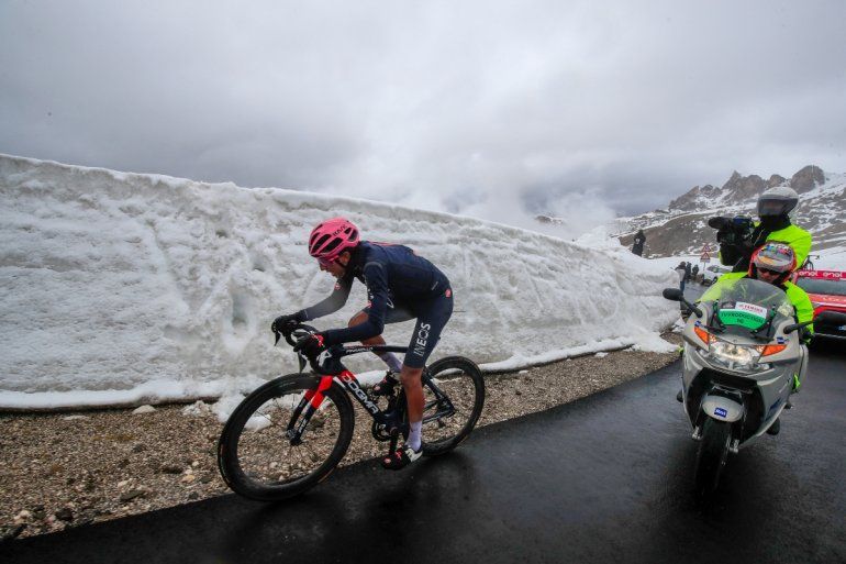 El ciclista colombiano líder del Team Ineos, Egan Bernal, corre en el último ascenso durante la 16ª etapa de la carrera ciclista Giro d