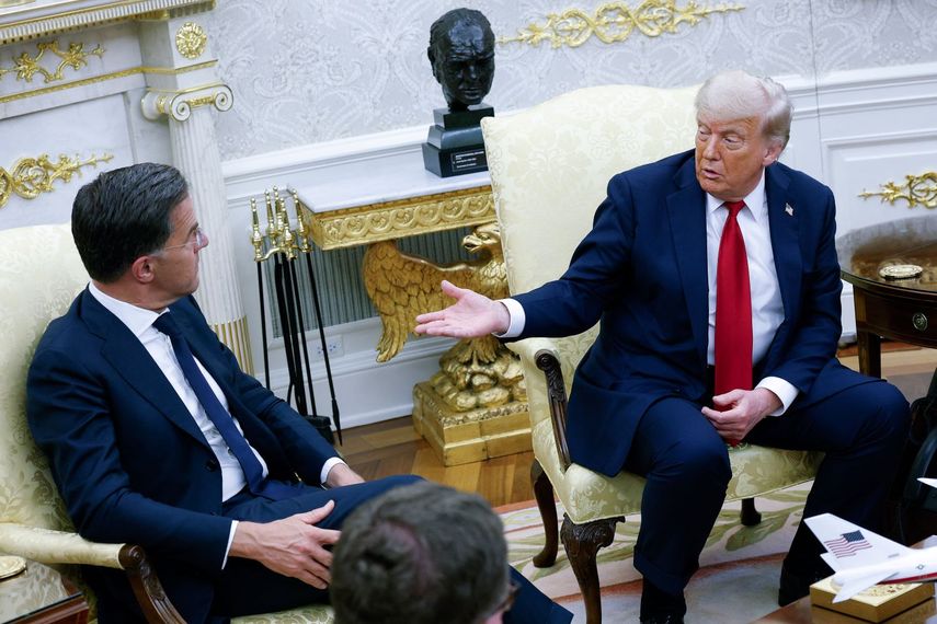 El presidente de Eatados Unidos Donald J. Trump dialoga en la Oficina Oval con el secretario general de la OTAN Mark Rutte.
