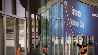 La fachada de uno de los edificios donde se realizará la conferencia de telefonía celular Congreso Móvil Mundial en Barcelona, España.  