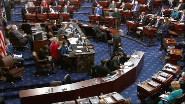 En esta imagen de video, el Senado vota sobre una moción para llamar testigos durante el segundo juicio político al expresidente Donald Trump, el sábado 13 de febrero de 2021, en el Senado de Estados Unidos, en Washington.&nbsp;