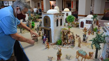 José Martínez coloca una de las figuras en el nacimiento, Iglesia de Gesus, Miami.