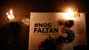 Vivos los llevaron, vivos los queremos, es la frase que repiten a gritos decenas de personas concentradas en la Plaza Grande.