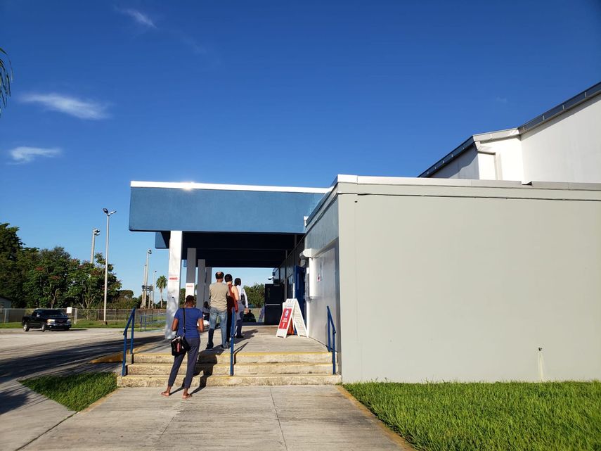 Votantes acuden al&nbsp;Miramar High School y McArthur High School, en Broward.&nbsp;