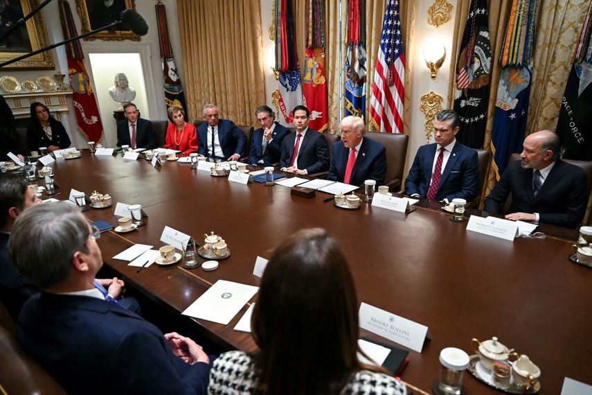 El presidente Donald Trump, flanqueado por el secretario de Estado Marco Rubio y el secretario de Defensa Pete Hegseth, habla durante una reunión del gabinete en la Sala del Gabinete de la Casa Blanca en Washington, DC, el 2 de diciembre de 2025.