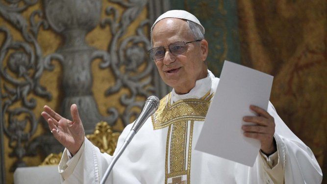 Esta foto, tomada y distribuida el 9 de mayo de 2025 por The Vatican Media, muestra al Papa León XIV durante una misa con cardenales en la Capilla Sixtina del Vaticano.&nbsp;&nbsp;