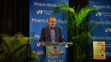 En 1987,&nbsp;Oppenheimer se alzó con el Premio Pulitzer por haber participado en la investigación sobre el escándalo Irán-Contra que realizó&nbsp;The Miami Herald