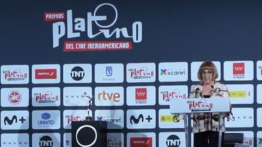 La actriz española Carmen Maura se dirige a los medios durante la conferencia de prensa que tuvo lugar en Madrid el sábado 30 de abril. Maura recibirá el Platino de Honor en la gala de entrega de los premios el domingo 1ro de mayo.&nbsp;