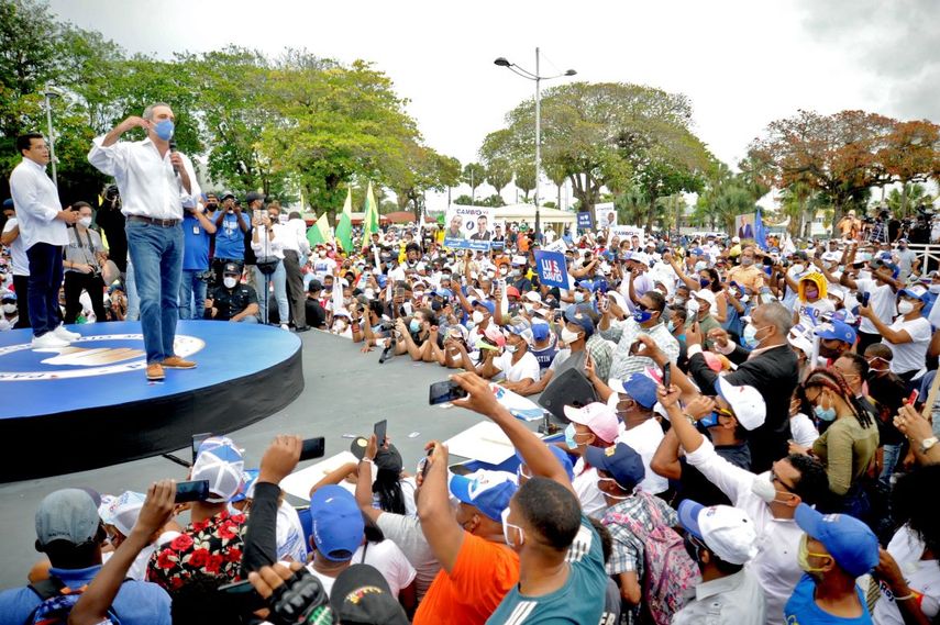 Luis Abinader, candidato presidencial de Rep&uacute;blica Dominicana hablando durante un mitin de cierre de campa&ntilde;a en Santo Domingo el 1 de julio de 2020. Las elecciones generales se llevar&aacute;n a cabo el 5 de julio.