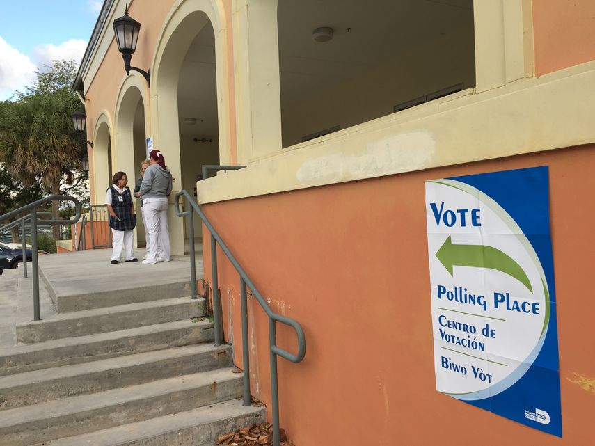 Vista parcial de la fachada de un colegio electoral en Miami-Dade.