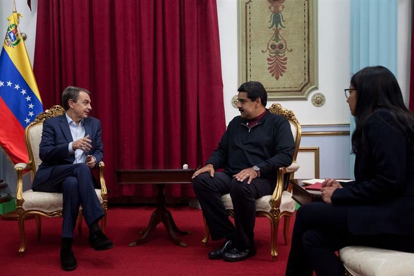  El ex presidente del gobierno español, José Luis Rodríguez Zapatero conversó con el presidente venezolano Nicolás Maduro y con la canciller Delcy Rodríguez (EFE)