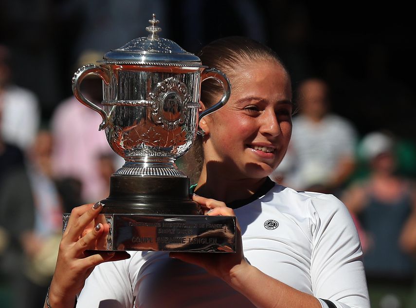 Ostapenko se hizo sentir en París aprovechando su potente golpe con la derecha.
