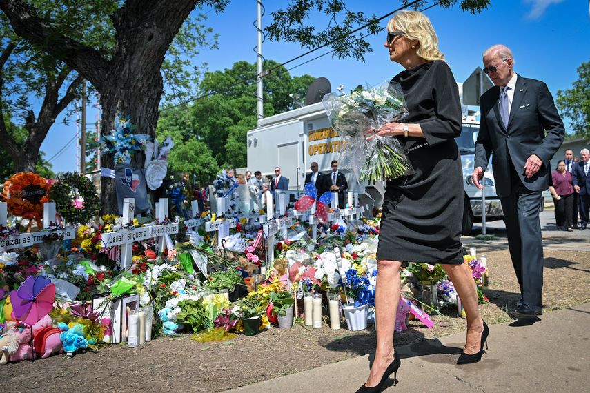 El presidente de EEUU, Joe Biden, y la primera dama, Jill Biden, presentan sus respetos en un monumento improvisado afuera de la Escuela Primaria Robb en Uvalde, Texas, el 29 de mayo de 2022.