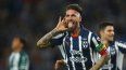 El defensa español de Monterrey, Sergio Ramos, celebra después de anotar el segundo gol de su equipo durante el partido de fútbol del Clausura de la Liga MX ante el Santos en el Estadio BBVA.