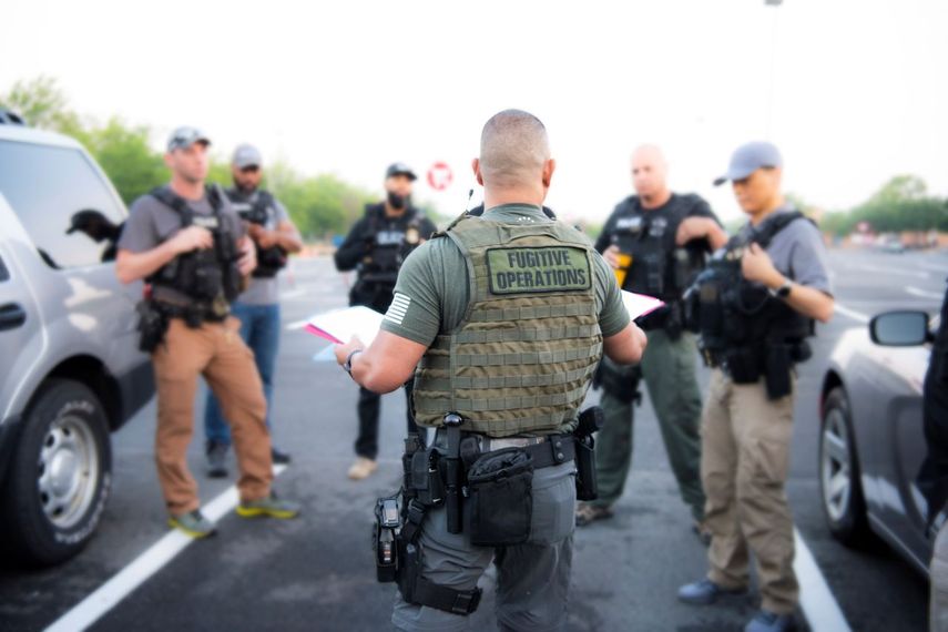 Agentes del Servicio de Inmigración y Control de Aduanas de Estados Unidos (ICE), durante un operativo contra inmigrantes irregulares.&nbsp;