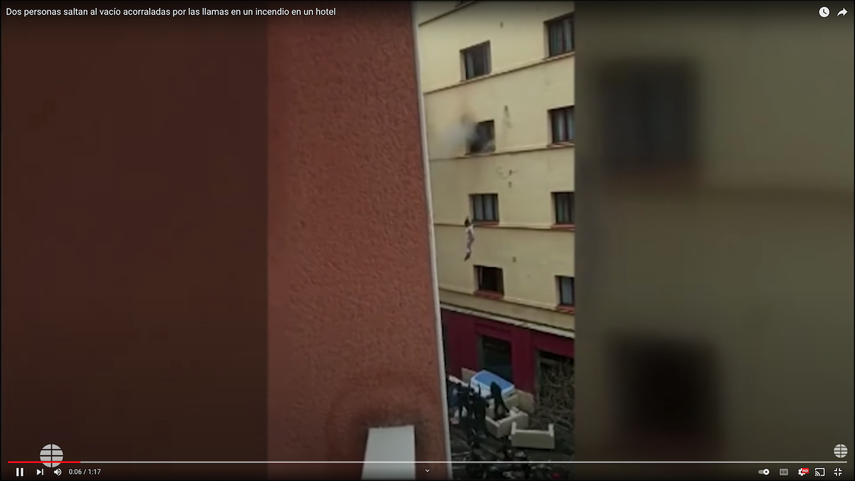Captura de pantalla de un video compartido en YouTube por el periódico El Mundo, sobre el incendio en un hotel en Barcelona el sábado 12 de febrero de 2022.&nbsp;