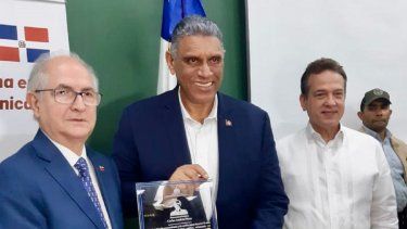 El exalcalde Metropolitano de Caracas, Antonio Ledezma junto al Ministro de Interior Jesús Vásquez y al&nbsp;ministro de Comercio Ito Bisonó,&nbsp;