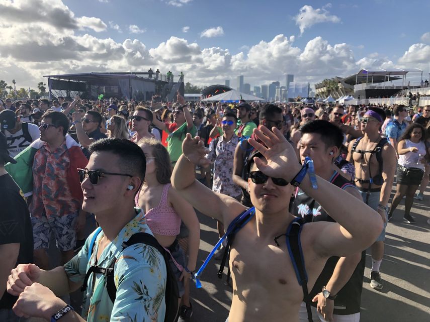 Personas asisten este viernes al arranque del Ultra Music Festival, considerado el festival de música electrónica más importante del mundo, en Cayo Vizcaíno, al lado del centro de Miami.