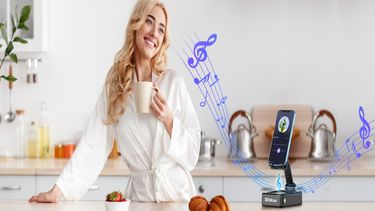 Mujer escucha música desde un celular