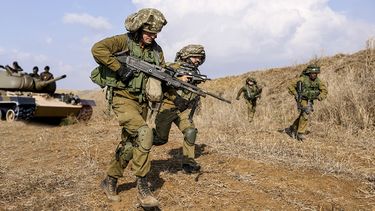 Soldados israelíes realizan maniobras en la Alturas de Golán, cerca de la frontera con Líbano.