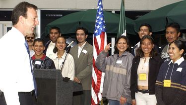 El objetivo es quitar la tremenda burocracia que existe y facilitar también la reinserción de muchos mexicanos en el sistema laboral de su país de origen.