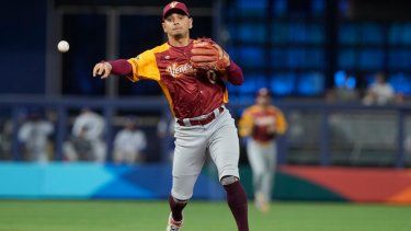 En foto del 15 de marzo del 2023, el campocorto de Venezuela, Andrés Giménez, lanza la bola para completar un dobleplay en el juego ante Israel en el Clásico Mundial.
