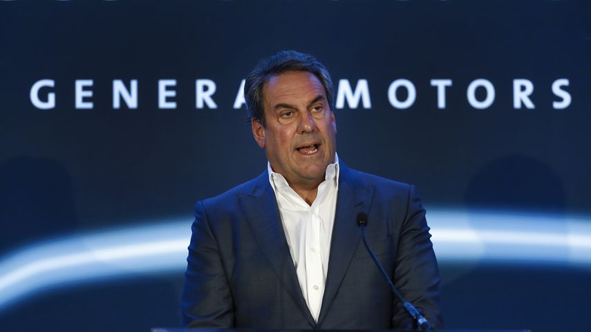 Mark Reuss, presidente de General Motors, hace el anuncio en la planta de ensamblaje de GM Detroit, Michigan.