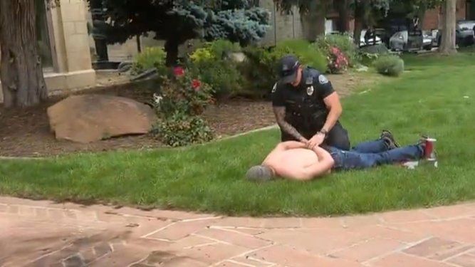 Captura de video del arresto de Mohamed Sabry Solimana, acusado de prender fuego a varias personas en una zona comercial en Boulder, Colorado.