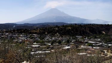 Fotografía de la columna de humo que sale del volcán Popocatépetl este jueves 28 de marzo de 2019 desde la comunidad de Xalitzintla, en México.