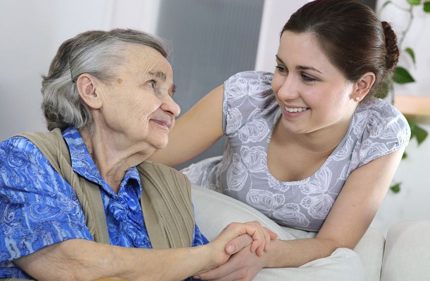 El reporte anual de Genworth, que vende pólizas que cubren el cuidado a largo plazo, revisó los costos en varios servicios, incluyendo el cuidado diurno de un adulto y asistencia de salud en el hogar. (ARCHIVO)