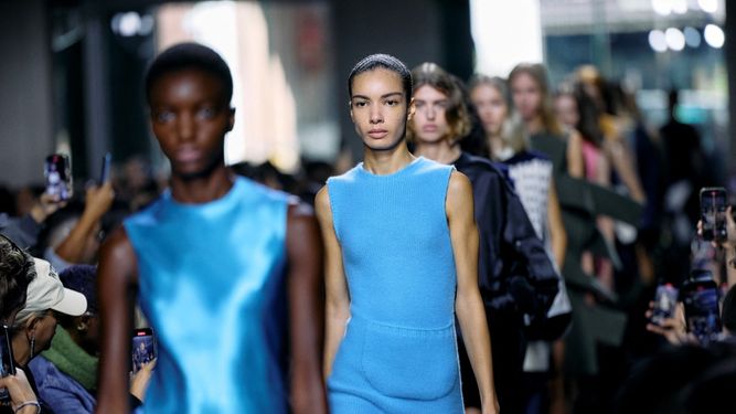 Modelos presentan creaciones para el desfile de primavera/verano 2025 de JW Anderson durante la Semana de la Moda de Londres, el 15 de septiembre de 2024.
