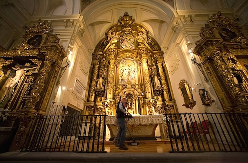 En esta foto del 28 de abril del 2014, dos operadores escanean con un georadar el altar en el convento de las Trinitarias, en el histórico Barrio de las Letras, en Madrid. (AP)