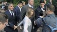 En esta foto de archivo del 27 de agosto de 2019, Lori Loughlin sale de la corte federal con su esposo, el dise&ntilde;ador de ropa Mossimo Giannulli, a la izquierda, en Boston, despu&eacute;s de una audiencia en un esc&aacute;ndalo de soborno de admisiones universitarias a nivel nacional.&nbsp;
