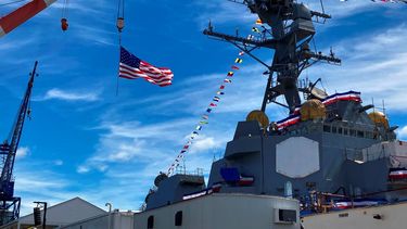La superestructura del futuro destructor Basilone de la Armada estadounidense y una grúa sobresalen en el astillero Bath Iron Works, en Bath, Maine, el sábado 18 de junio de 2022, el día en que fue bautizado ese barco de guerra durante una ceremonia.&nbsp;