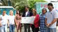 Narciso Muñoz, presidente de Hermanos de la Calle, recibe el cheque