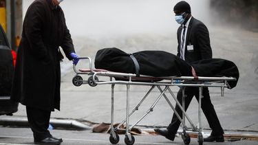 Estados Unidos registra más de 16.000 muertos por coronavirus. El director de una funeraria porta equipo de protección por preocupaciones relacionadas con el COVID-19 mientras recoge un cuerpo en The Brooklyn Hospital Center, el jueves 9 de abril de 2020, en Nueva York.&nbsp;