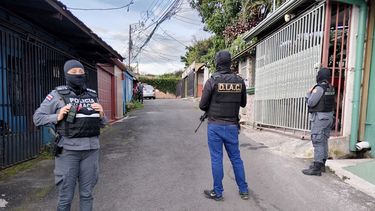 Esta fotografía, difundida por el Ministerio de Seguridad Pública de Costa Rica, muestra a miembros de la Policía de Migración de Costa Rica participando en un operativo internacional contra una banda dedicada al tráfico de migrantes en San José el 6 de agosto de 2024.