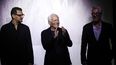 El diseñador de moda Giorgio Armani está acompañado por Gianluca DellOrco, del estudio de estilo, y Leo DellOrco, al final del desfile de moda masculina Primavera Verano 2025 de Giorgio Armani, que se presentó en Milán, Italia, el lunes 17 de junio de 2024.