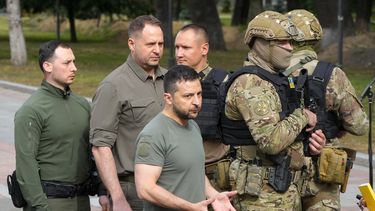 El presidente ucraniano Volodymyr Zelenskyy, al centro, gesticula tras ofrecer una conferencia de prensa el viernes 9 de septiembre de 2022, en Kiev, Ucrania.&nbsp;
