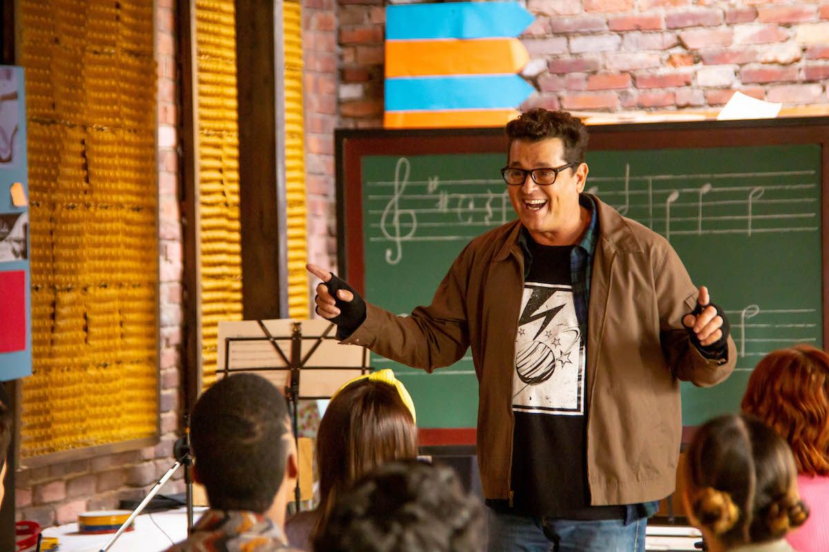 Carlos Vives como el profesor Molina en la nueva serie de Disney+, El club de los graves. Carlos Vives como el profesor Molina en la nueva serie de Disney+, El club de los graves.