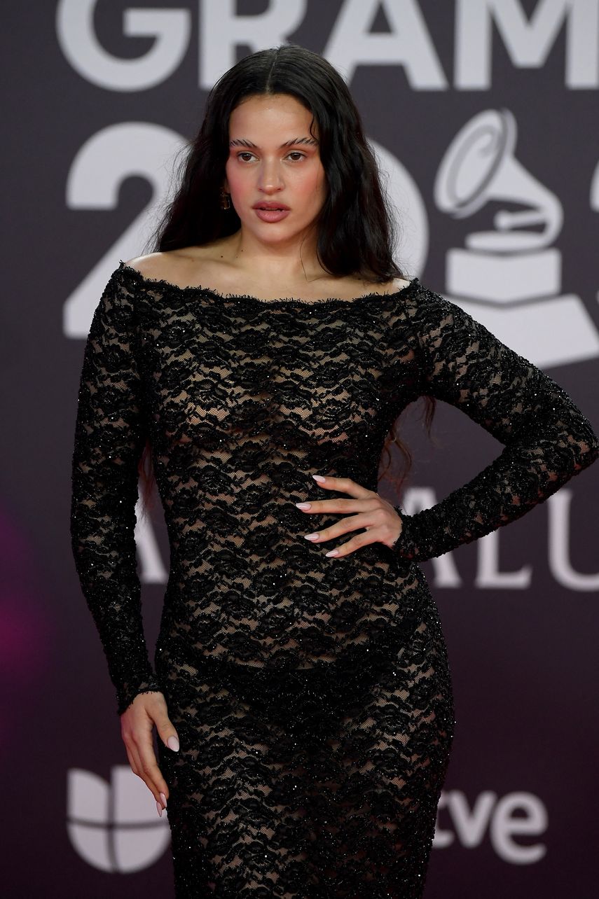 La cantante española Rosalía llega a la 24ª ceremonia anual de los Premios Grammy Latinos en el Centro de Exposiciones y Conferencias (FIBES) de Sevilla el 16 de noviembre de 2023. La ceremonia anual de los Premios Grammy Latinos se lleva a cabo por primera vez fuera de EEUU y reúne a los artistas más populares.&nbsp;