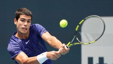 Carlos Alcaraz devuelve ante Casper Ruud en la final del Abierto de Miami, el domingo 3 de abril de 2022.
