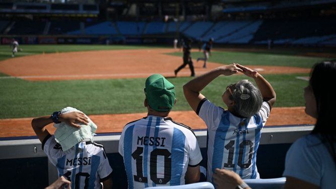 Aficionados argentinos asisten al juego de la Serie de las Américas 2026 entre el Club Daom de Argentina y las Cabras de Curazao en Caracas, Venezuela.