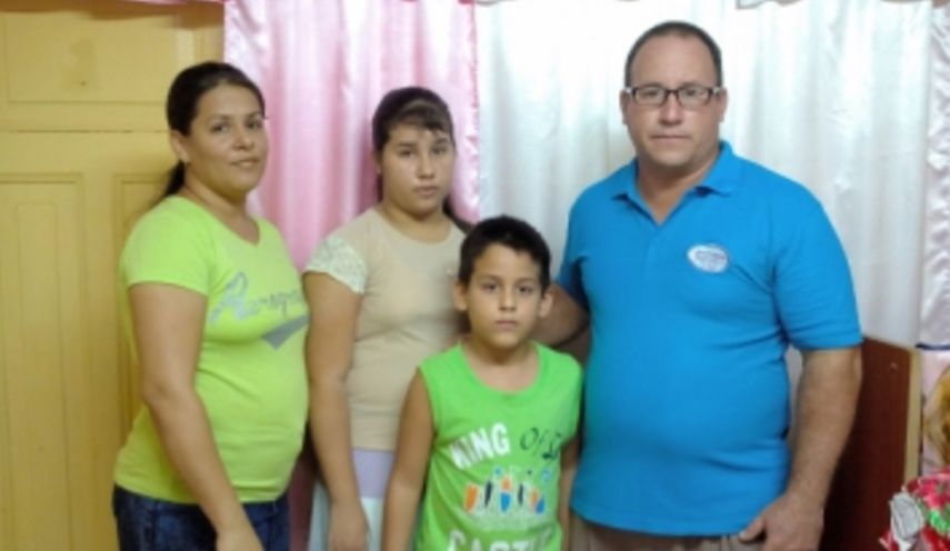 El pastor cubano Ramón Rigal (izq.) junto a su esposa Ayda Expósito (d) y sus hijos Ruth (11 años) y Joel (7).