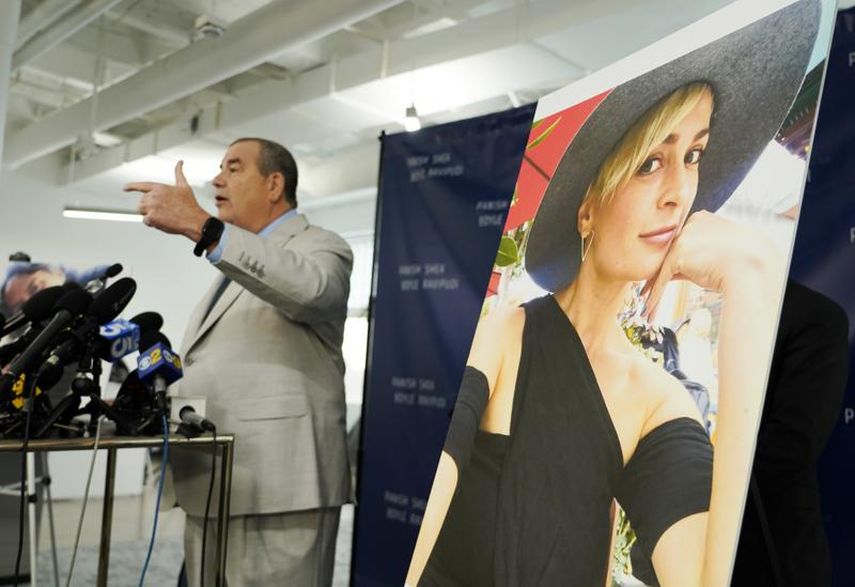 Brian Panish, a la izquierda, un abogado de la familia de la difunta directora de fotografía Halyna Hutchins, habla en una conferencia de prensa junto a un retrato de ella el martes 15 de febrero de 2022 en Los Ángeles. La familia de fotógrafa, que murió baleada en el plató de la película Rust, anunciaron una demanda contra Baldwin y los productores del filme por homicidio por negligencia.