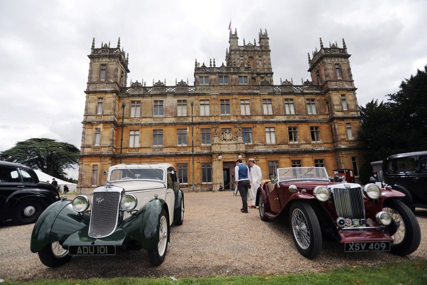 Los visitantes asisten a un evento temático de la década de 1920 en el Castillo de Highclere, cerca de Newbury, al oeste de Londres, el 7 de septiembre de 2019, antes del estreno mundial de la película Downton Abbey. El Castillo de Highclere es el escenario principal de la serie de televisión británica Downton Abbey, que se ha convertido en una franquicia cinematográfica. Bonhams realizará una subasta de recuerdos de la serie y las películas, que incluye desde vestidos hasta una claqueta, que se podrá ver en línea durante poco menos de un mes a partir del 18 de agosto.