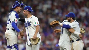 Jugadores de la selección de Italia celebran luego de conseguir una victoria en el Clásico Mundial de Béisbol, el 14 de marzo de 2026.